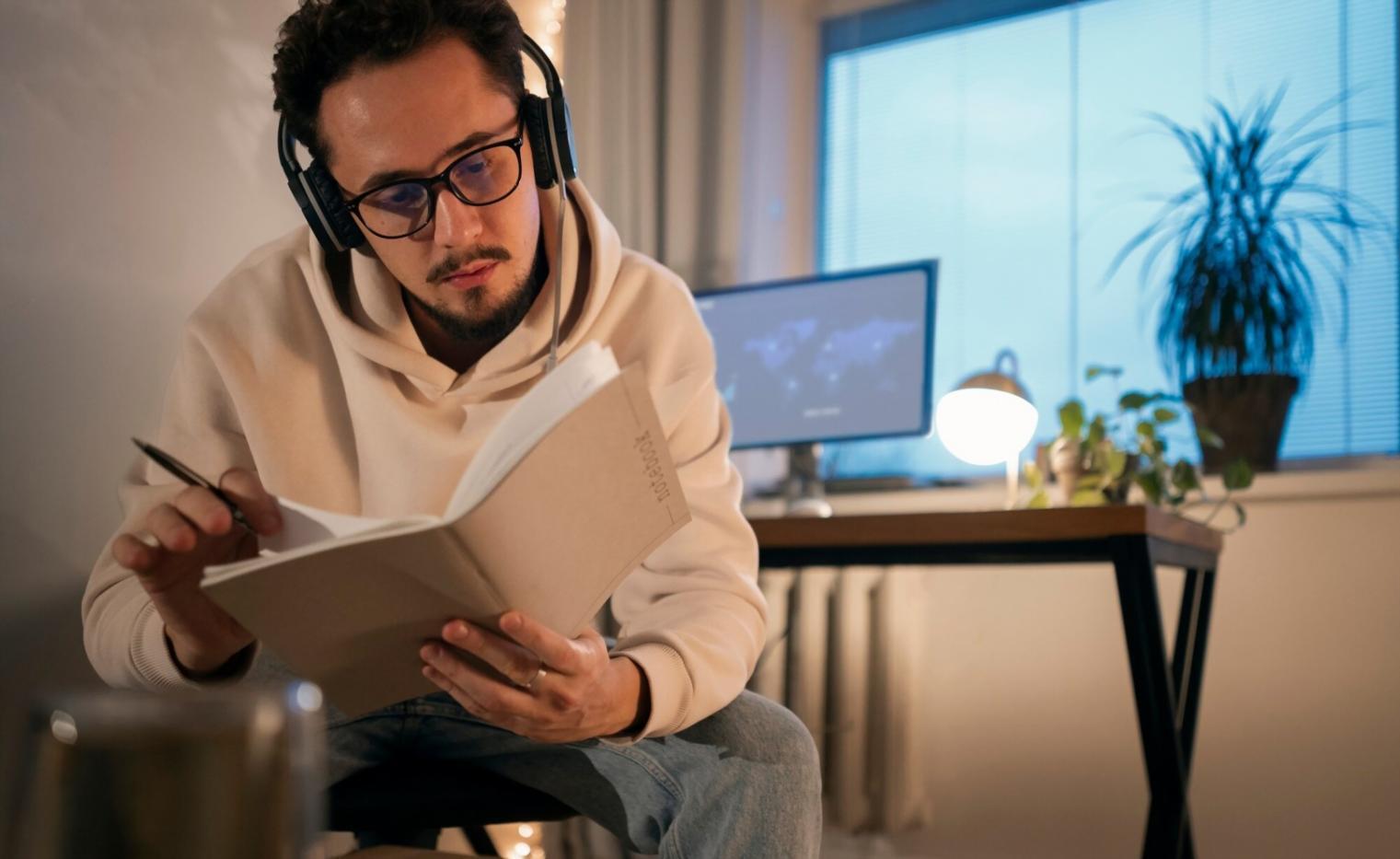 Elegante Acrylnägel mit dezenter Verzierung