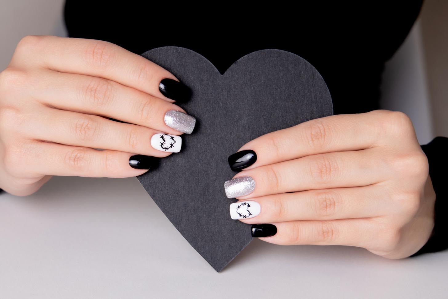 Professionelle Nagelmodellage in modernem Studio