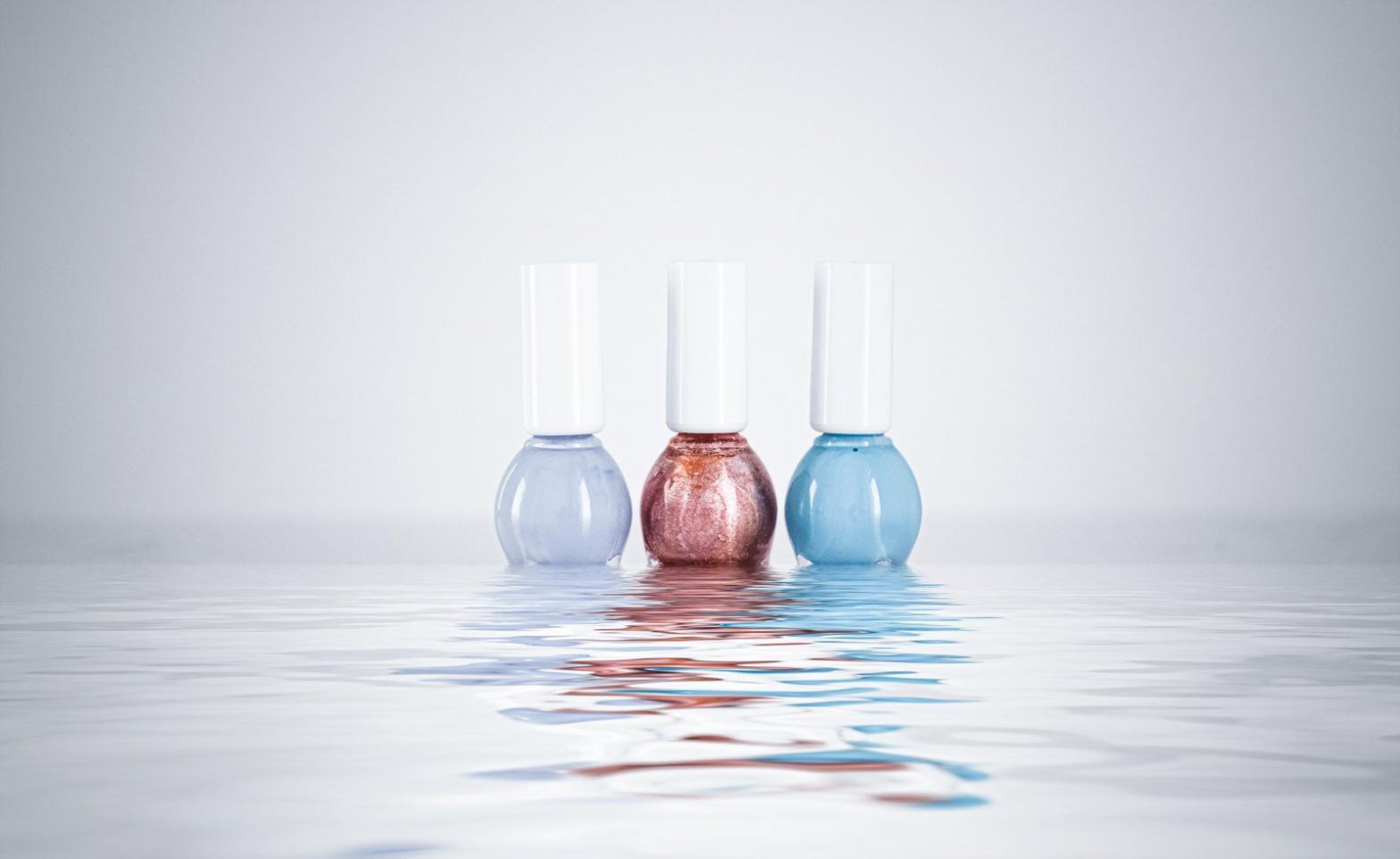 Detailaufnahme eleganter Acrylnägel