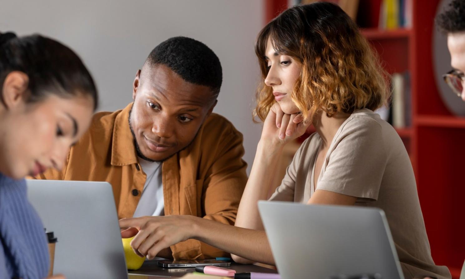 Nagelstudio Arbeitsplatz mit professioneller Ausstattung