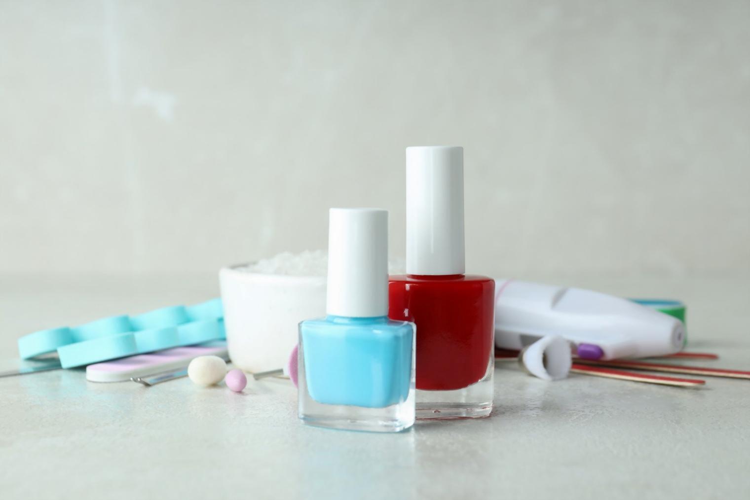 Lernmaterialien und Nageldesign Werkzeuge organisiert auf einem Schreibtisch