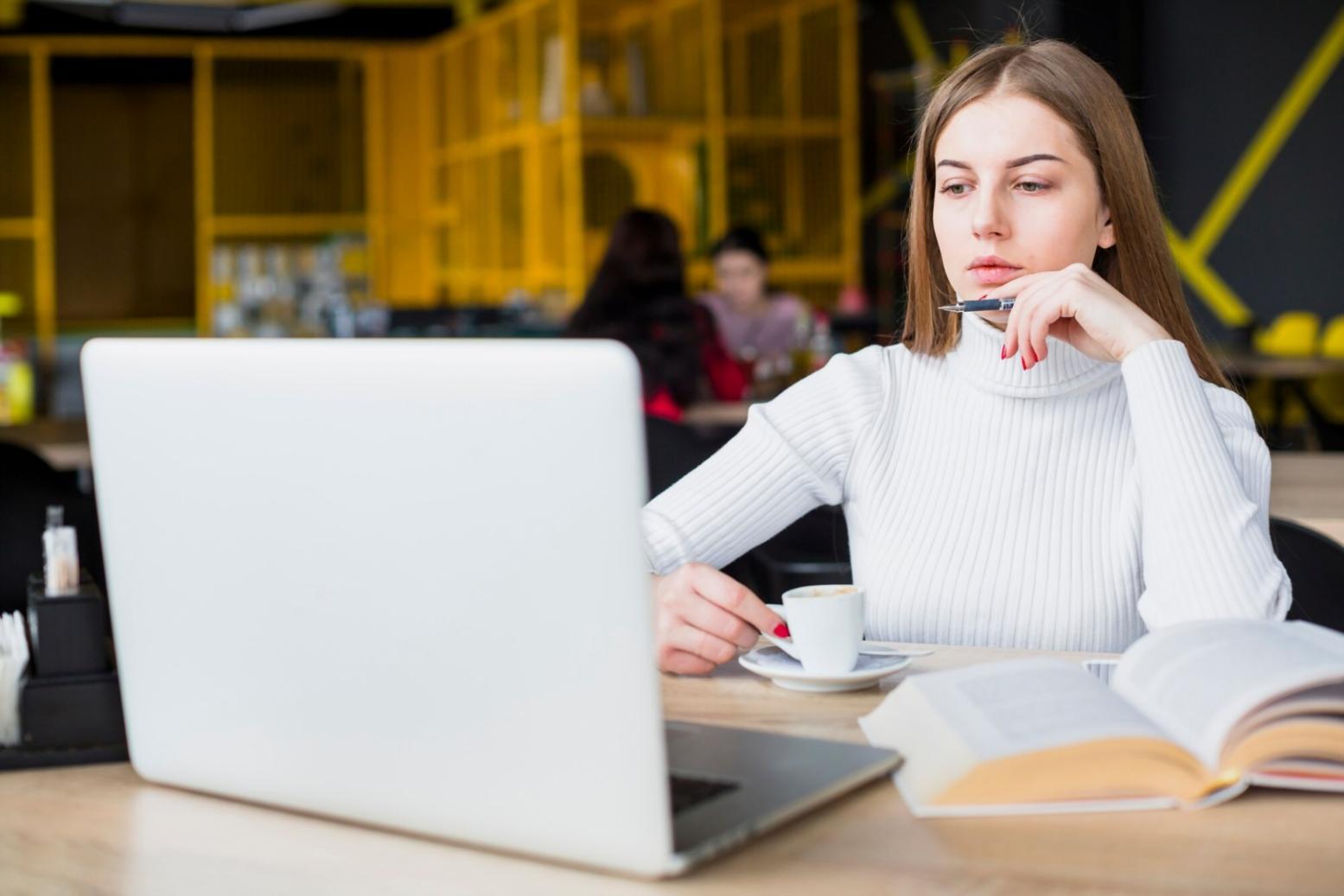 Kunstvolle Nagelgestaltung mit modernem Design